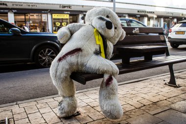 Tel Aviv, İsrail - 20 Ocak 2024 Hamas tarafından 7 Ekim 2023 'te öldürülen çocukların anısına bir bankta oturan Ayılar Tel Aviv sokaklarında sergilendi.