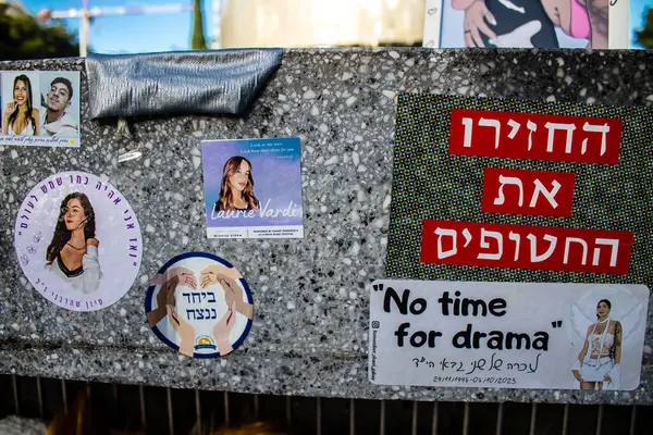 Tel Aviv, İsrail - 20 Ocak 2024 Dizengoff Meydanı Anıtı, 7 Ekim 2023 'te Hamas tarafından öldürülen rehine ve askerlerin yüzlerini gösteren hediye ve fotoğraflar sergileniyor