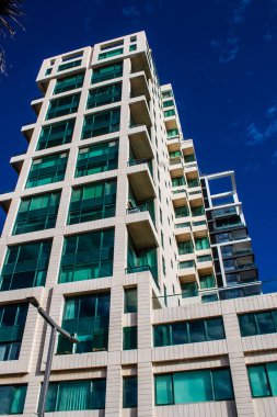 Tel Aviv, İsrail 21 Ocak 2024 Cityscape ve Tel Aviv mimarisi, ikonik şehir İsrail. Tel Aviv modern ve geleneksel binaları ile dünyanın en canlı şehirlerinden biridir.