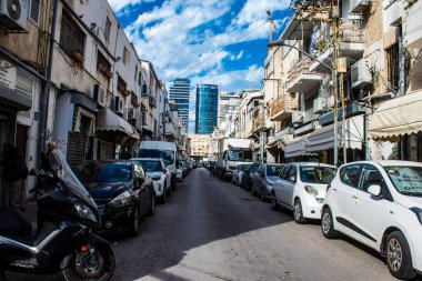 Tel Aviv, İsrail 21 Ocak 2024 Cityscape ve Tel Aviv mimarisi, ikonik şehir İsrail. Tel Aviv modern ve geleneksel binaları ile dünyanın en canlı şehirlerinden biridir.