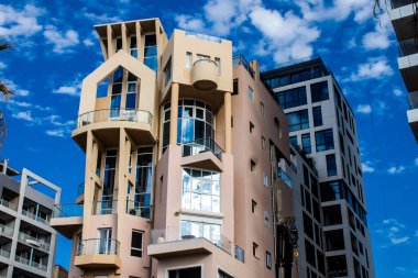 Tel Aviv, İsrail 21 Ocak 2024 Cityscape ve Tel Aviv mimarisi, ikonik şehir İsrail. Tel Aviv modern ve geleneksel binaları ile dünyanın en canlı şehirlerinden biridir.