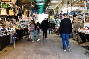 Tel Aviv, İsrail - 22 Ocak 2024 Carmel pazarından Shuk Hacarmel olarak da bilinir. Bu market Tel Aviv 'in en büyük ve en ünlü pazarlarından biridir.