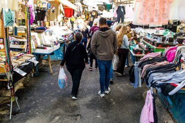 Tel Aviv, İsrail - 22 Ocak 2024 Carmel pazarından Shuk Hacarmel olarak da bilinir. Bu market Tel Aviv 'in en büyük ve en ünlü pazarlarından biridir.