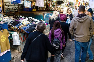 Tel Aviv, İsrail - 22 Ocak 2024 Carmel pazarından Shuk Hacarmel olarak da bilinir. Bu market Tel Aviv 'in en büyük ve en ünlü pazarlarından biridir.