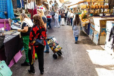 Tel Aviv, İsrail - 22 Ocak 2024 Carmel pazarından Shuk Hacarmel olarak da bilinir. Bu market Tel Aviv 'in en büyük ve en ünlü pazarlarından biridir.
