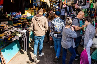 Tel Aviv, İsrail - 22 Ocak 2024 Carmel pazarından Shuk Hacarmel olarak da bilinir. Bu market Tel Aviv 'in en büyük ve en ünlü pazarlarından biridir.