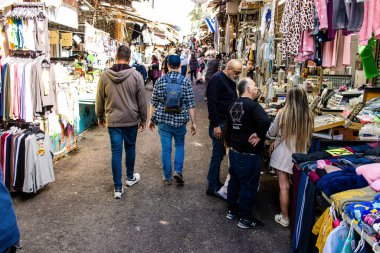 Tel Aviv, İsrail - 22 Ocak 2024 Carmel pazarından Shuk Hacarmel olarak da bilinir. Bu market Tel Aviv 'in en büyük ve en ünlü pazarlarından biridir.