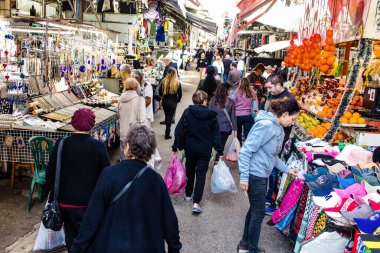 Tel Aviv, İsrail - 22 Ocak 2024 Carmel pazarından Shuk Hacarmel olarak da bilinir. Bu market Tel Aviv 'in en büyük ve en ünlü pazarlarından biridir.