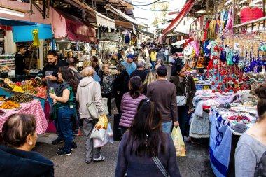 Tel Aviv, İsrail - 22 Ocak 2024 Carmel pazarından Shuk Hacarmel olarak da bilinir. Bu market Tel Aviv 'in en büyük ve en ünlü pazarlarından biridir.