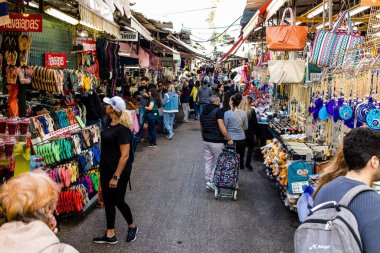 Tel Aviv, İsrail - 22 Ocak 2024 Carmel pazarından Shuk Hacarmel olarak da bilinir. Bu market Tel Aviv 'in en büyük ve en ünlü pazarlarından biridir.