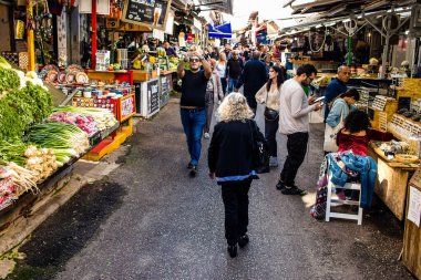 Tel Aviv, İsrail - 22 Ocak 2024 Carmel pazarından Shuk Hacarmel olarak da bilinir. Bu market Tel Aviv 'in en büyük ve en ünlü pazarlarından biridir.
