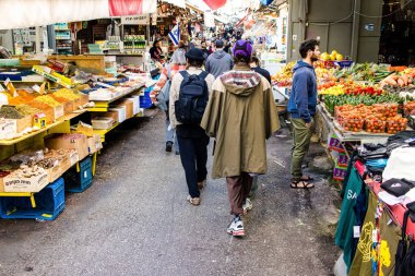 Tel Aviv, İsrail - 22 Ocak 2024 Carmel pazarından Shuk Hacarmel olarak da bilinir. Bu market Tel Aviv 'in en büyük ve en ünlü pazarlarından biridir.