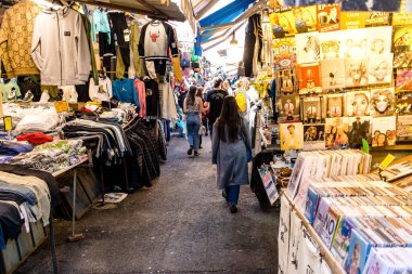 Tel Aviv, İsrail - 22 Ocak 2024 Carmel pazarından Shuk Hacarmel olarak da bilinir. Bu market Tel Aviv 'in en büyük ve en ünlü pazarlarından biridir.