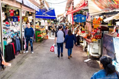 Tel Aviv, İsrail - 22 Ocak 2024 Carmel pazarından Shuk Hacarmel olarak da bilinir. Bu market Tel Aviv 'in en büyük ve en ünlü pazarlarından biridir.