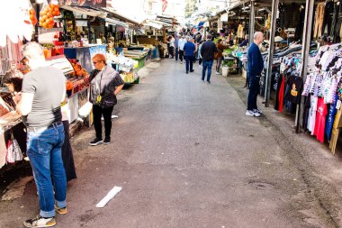 Tel Aviv, İsrail - 22 Ocak 2024 Carmel pazarından Shuk Hacarmel olarak da bilinir. Bu market Tel Aviv 'in en büyük ve en ünlü pazarlarından biridir.