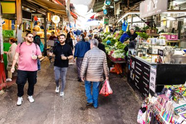 Tel Aviv, İsrail - 22 Ocak 2024 Carmel pazarından Shuk Hacarmel olarak da bilinir. Bu market Tel Aviv 'in en büyük ve en ünlü pazarlarından biridir.