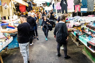 Tel Aviv, İsrail - 22 Ocak 2024 Carmel pazarından Shuk Hacarmel olarak da bilinir. Bu market Tel Aviv 'in en büyük ve en ünlü pazarlarından biridir.