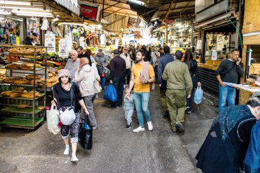 Tel Aviv, İsrail - 22 Ocak 2024 Carmel pazarından Shuk Hacarmel olarak da bilinir. Bu market Tel Aviv 'in en büyük ve en ünlü pazarlarından biridir.