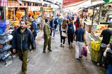 Tel Aviv, İsrail - 22 Ocak 2024 Carmel pazarından Shuk Hacarmel olarak da bilinir. Bu market Tel Aviv 'in en büyük ve en ünlü pazarlarından biridir.