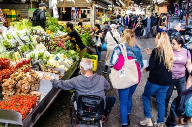 Tel Aviv, İsrail - 22 Ocak 2024 Carmel pazarından Shuk Hacarmel olarak da bilinir. Bu market Tel Aviv 'in en büyük ve en ünlü pazarlarından biridir.