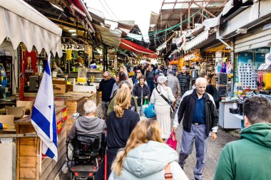 Tel Aviv, İsrail - 22 Ocak 2024 Carmel pazarından Shuk Hacarmel olarak da bilinir. Bu market Tel Aviv 'in en büyük ve en ünlü pazarlarından biridir.