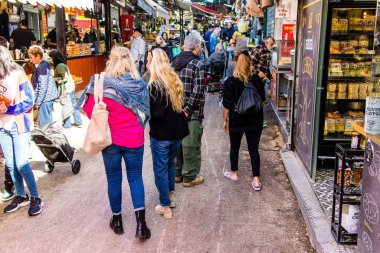 Tel Aviv, İsrail - 22 Ocak 2024 Carmel pazarından Shuk Hacarmel olarak da bilinir. Bu market Tel Aviv 'in en büyük ve en ünlü pazarlarından biridir.