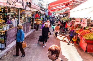 Tel Aviv, İsrail - 22 Ocak 2024 Carmel pazarından Shuk Hacarmel olarak da bilinir. Bu market Tel Aviv 'in en büyük ve en ünlü pazarlarından biridir.