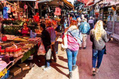 Tel Aviv, İsrail - 22 Ocak 2024 Carmel pazarından Shuk Hacarmel olarak da bilinir. Bu market Tel Aviv 'in en büyük ve en ünlü pazarlarından biridir.