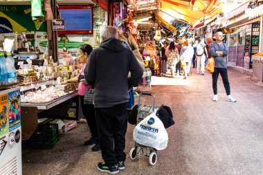 Tel Aviv, İsrail - 22 Ocak 2024 Carmel pazarından Shuk Hacarmel olarak da bilinir. Bu market Tel Aviv 'in en büyük ve en ünlü pazarlarından biridir.