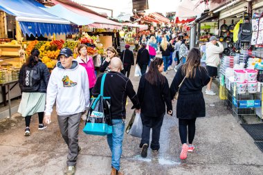 Tel Aviv, İsrail - 22 Ocak 2024 Carmel pazarından Shuk Hacarmel olarak da bilinir. Bu market Tel Aviv 'in en büyük ve en ünlü pazarlarından biridir.