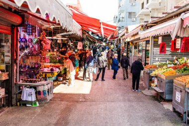 Tel Aviv, İsrail - 22 Ocak 2024 Carmel pazarından Shuk Hacarmel olarak da bilinir. Bu market Tel Aviv 'in en büyük ve en ünlü pazarlarından biridir.