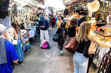 Tel Aviv, İsrail - 22 Ocak 2024 Carmel pazarından Shuk Hacarmel olarak da bilinir. Bu market Tel Aviv 'in en büyük ve en ünlü pazarlarından biridir.