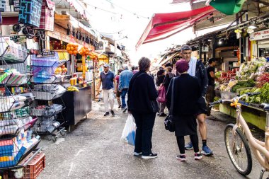 Tel Aviv, İsrail - 22 Ocak 2024 Carmel pazarından Shuk Hacarmel olarak da bilinir. Bu market Tel Aviv 'in en büyük ve en ünlü pazarlarından biridir.