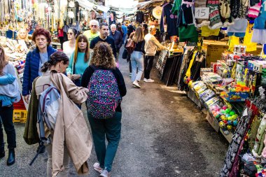 Tel Aviv, İsrail - 22 Ocak 2024 Carmel pazarından Shuk Hacarmel olarak da bilinir. Bu market Tel Aviv 'in en büyük ve en ünlü pazarlarından biridir.
