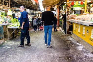 Tel Aviv, İsrail - 22 Ocak 2024 Carmel pazarından Shuk Hacarmel olarak da bilinir. Bu market Tel Aviv 'in en büyük ve en ünlü pazarlarından biridir.