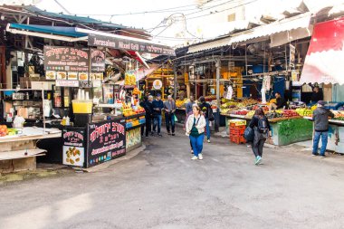 Tel Aviv, İsrail - 22 Ocak 2024 Carmel pazarından Shuk Hacarmel olarak da bilinir. Bu market Tel Aviv 'in en büyük ve en ünlü pazarlarından biridir.