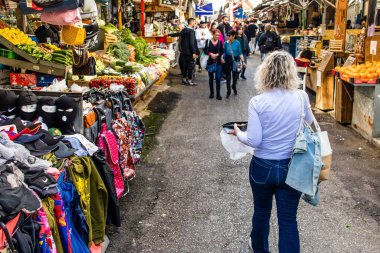 Tel Aviv, İsrail - 22 Ocak 2024 Carmel pazarından Shuk Hacarmel olarak da bilinir. Bu market Tel Aviv 'in en büyük ve en ünlü pazarlarından biridir.