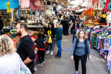 Tel Aviv, İsrail - 22 Ocak 2024 Carmel pazarından Shuk Hacarmel olarak da bilinir. Bu market Tel Aviv 'in en büyük ve en ünlü pazarlarından biridir.