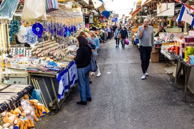 Tel Aviv, İsrail - 22 Ocak 2024 Carmel pazarından Shuk Hacarmel olarak da bilinir. Bu market Tel Aviv 'in en büyük ve en ünlü pazarlarından biridir.