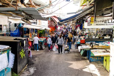 Tel Aviv, İsrail - 22 Ocak 2024 Carmel pazarından Shuk Hacarmel olarak da bilinir. Bu market Tel Aviv 'in en büyük ve en ünlü pazarlarından biridir.