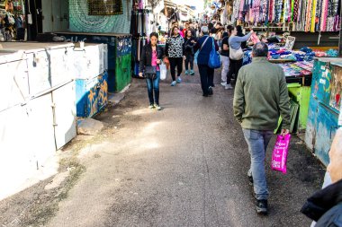 Tel Aviv, İsrail - 22 Ocak 2024 Carmel pazarından Shuk Hacarmel olarak da bilinir. Bu market Tel Aviv 'in en büyük ve en ünlü pazarlarından biridir.