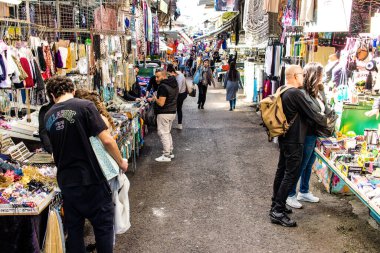 Tel Aviv, İsrail - 22 Ocak 2024 Carmel pazarından Shuk Hacarmel olarak da bilinir. Bu market Tel Aviv 'in en büyük ve en ünlü pazarlarından biridir.