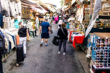 Tel Aviv, İsrail - 22 Ocak 2024 Carmel pazarından Shuk Hacarmel olarak da bilinir. Bu market Tel Aviv 'in en büyük ve en ünlü pazarlarından biridir.