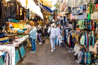Tel Aviv, İsrail - 22 Ocak 2024 Carmel pazarından Shuk Hacarmel olarak da bilinir. Bu market Tel Aviv 'in en büyük ve en ünlü pazarlarından biridir.
