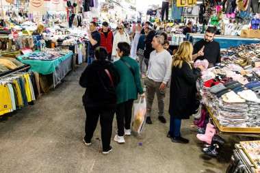 Tel Aviv, İsrail - 22 Ocak 2024 Carmel pazarından Shuk Hacarmel olarak da bilinir. Bu market Tel Aviv 'in en büyük ve en ünlü pazarlarından biridir.
