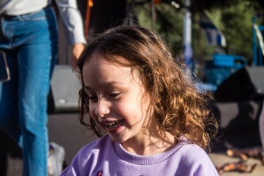 Tel Aviv, İsrail - 18 Ocak 2024 Şu anda 1 yaşında ve hala Hamas 'ın rehinesi olan Kfir' in en hüzünlü doğum günü münasebetiyle Rehineler Meydanı 'na giden genç çocuklar