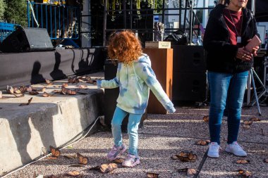 Tel Aviv, İsrail - 18 Ocak 2024 Şu anda 1 yaşında ve hala Hamas 'ın rehinesi olan Kfir' in en hüzünlü doğum günü münasebetiyle Rehineler Meydanı 'na giden genç çocuklar