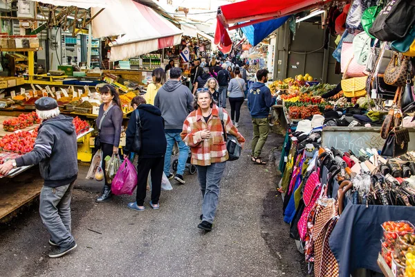 Tel Aviv, İsrail - 22 Ocak 2024 Carmel pazarından Shuk Hacarmel olarak da bilinir. Bu market Tel Aviv 'in en büyük ve en ünlü pazarlarından biridir.