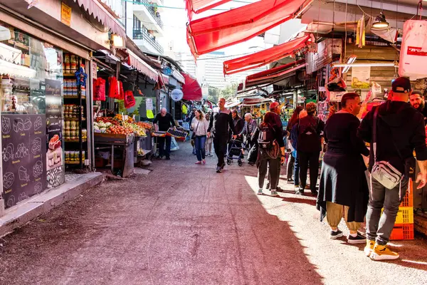 Tel Aviv, İsrail - 22 Ocak 2024 Carmel pazarından Shuk Hacarmel olarak da bilinir. Bu market Tel Aviv 'in en büyük ve en ünlü pazarlarından biridir.
