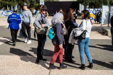 Tel Aviv, İsrail - 25 Ocak 2024 'te Tel Aviv' deki Rehine Meydanı 'nı ziyaret eden insanlar, Gazze' de rehin tutulan 100 rehinenin anısına. İnsanlar düzenli olarak rehine ailelerini desteklemek için toplanır.